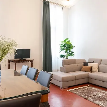 Luxury Apartment *