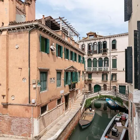 Luxury Apartment *
